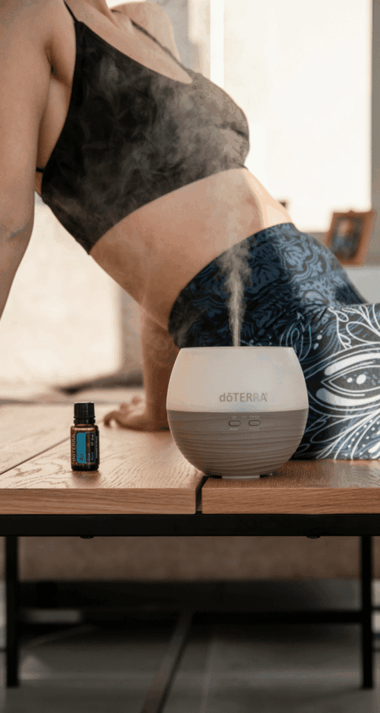 Frau im Sportoutfit genießt den Duft eines doterra Öles im Diffuser und repräsentier ein Gefühl von Freiheit
