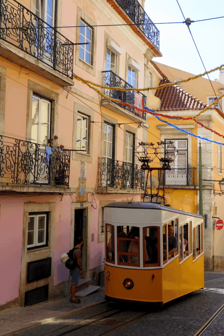 Eine Stadtszene mit gelber Straßenbahn, die ds Leben in Portugal repräsentiert