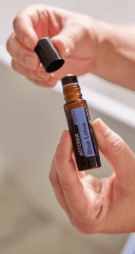 Hände, die einen doTERRA Roll on Blue Lotus öffnen