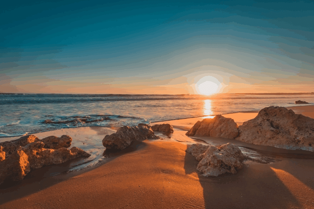 Sonnenuntergang am Meer in Portugal symbolisiert ortsunabhängig arbeiten mit doTERRA