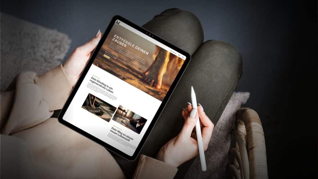 Frau meldet sich am Tablet für die Reset Experience an, um Regeneration im Alltag begleitet zu praktizieren